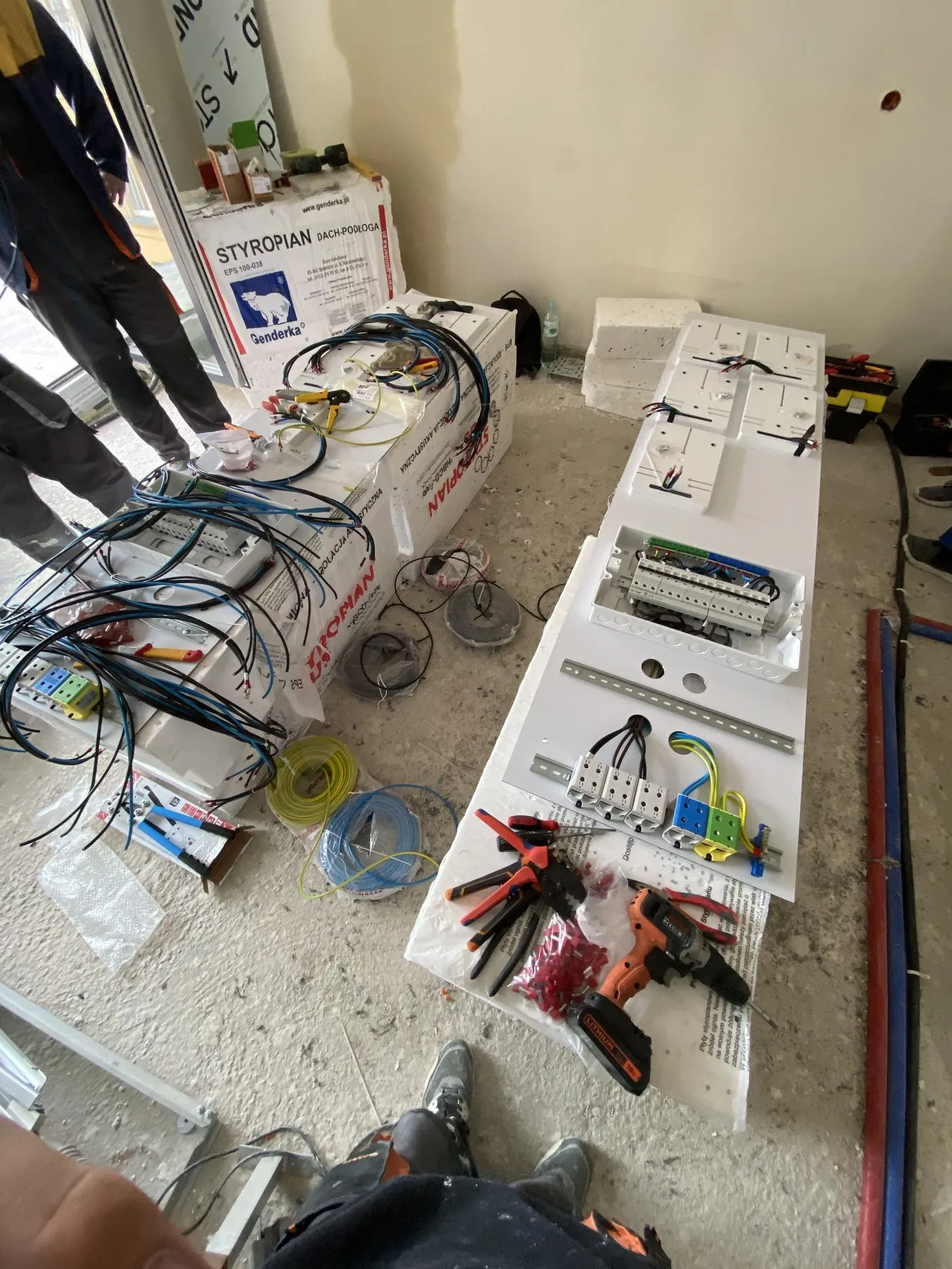 Ekipa Black Wire przygotowuje rozdzielnicę i przewody na budowie